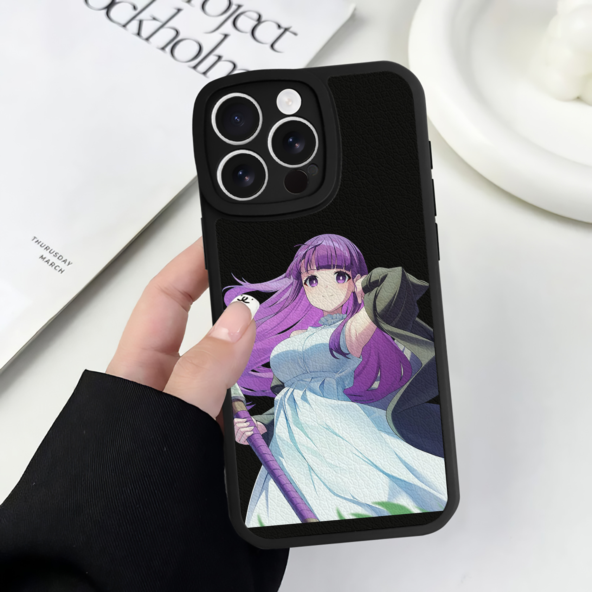 （画像用） 葬送のフリーレン Frieren 【iPhone 16シリーズ対応】シリコンスマホケース（レザー調） 材質：シリコン
